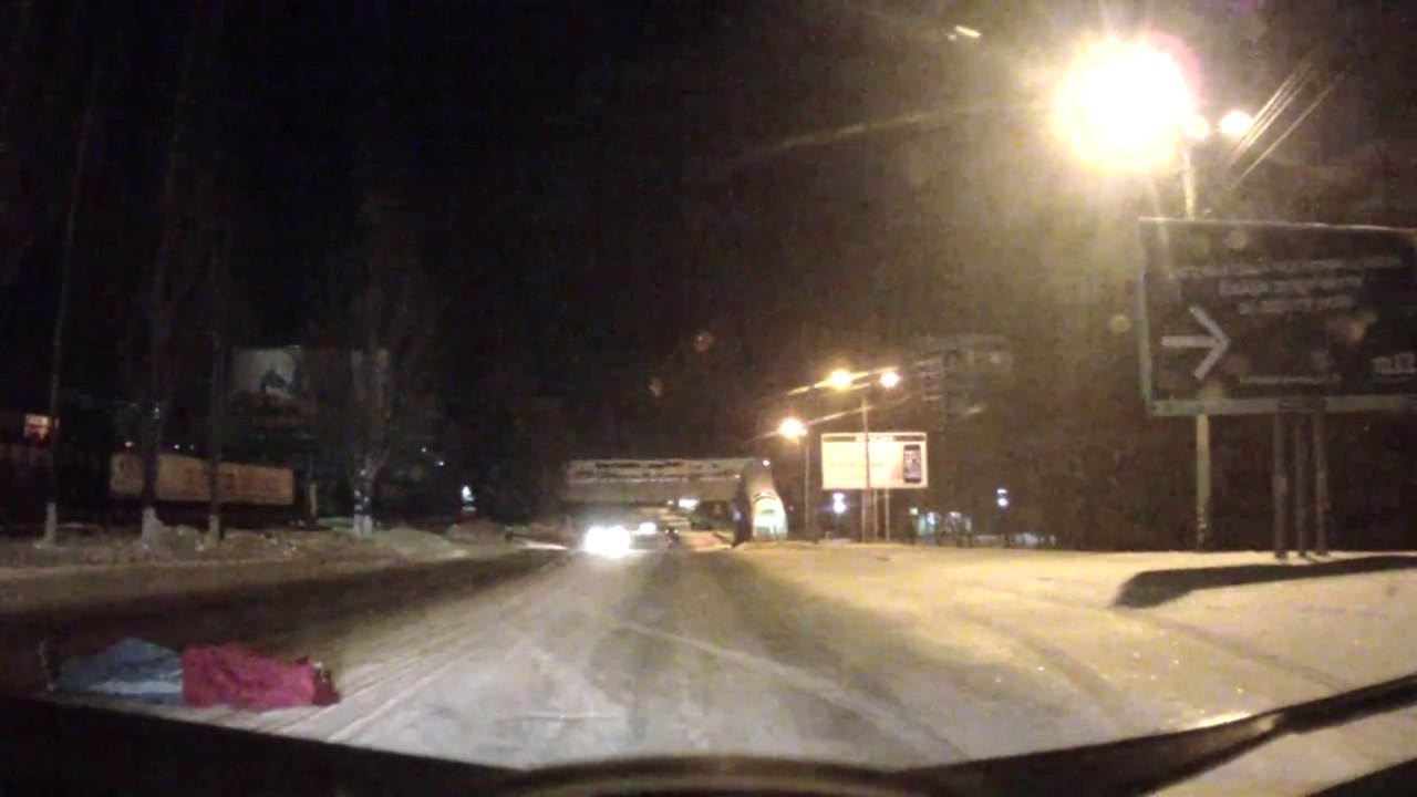 Russie : une femme ivre allongée sur la route