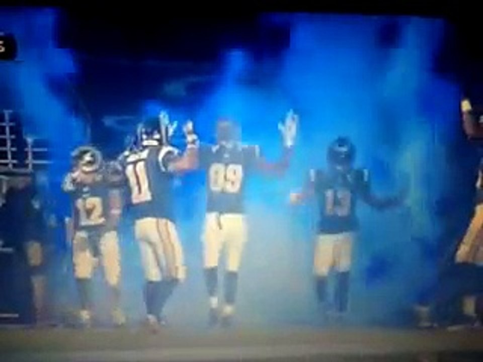 Les joueurs de Football de St. Louis rentrent sur le terrain les mains en l'air pour afficher leur soutien à Michael Brown et aux habitants de Ferguson