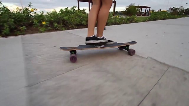 Cute woman on a longboard : so so talented!