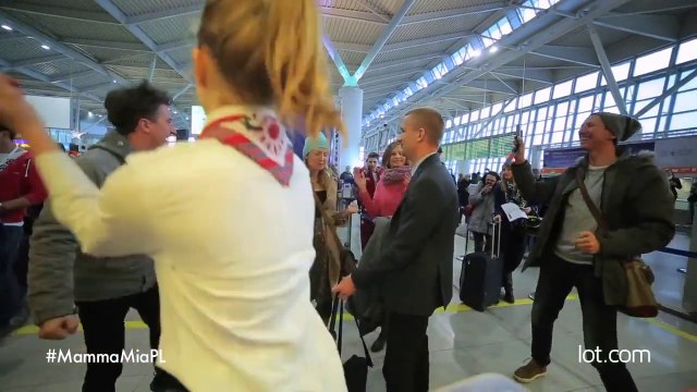 Cadeau pour le 500.000 passager de la compagnie aérienne LOT! Magique...