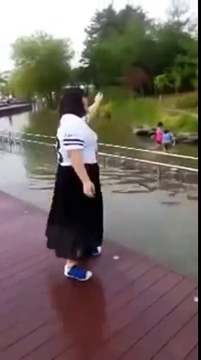 Il tente de pousser une femme à l'eau mais c'est lui qui va aller à l'eau