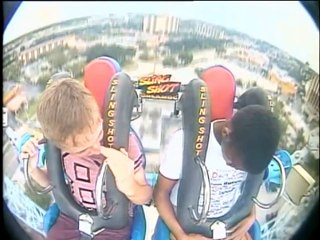 Il s'évanouit trois fois de suite sur la même attraction