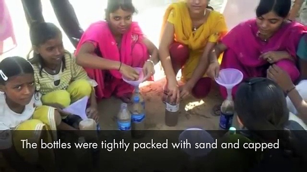 Une maison construite avec des bouteilles.
