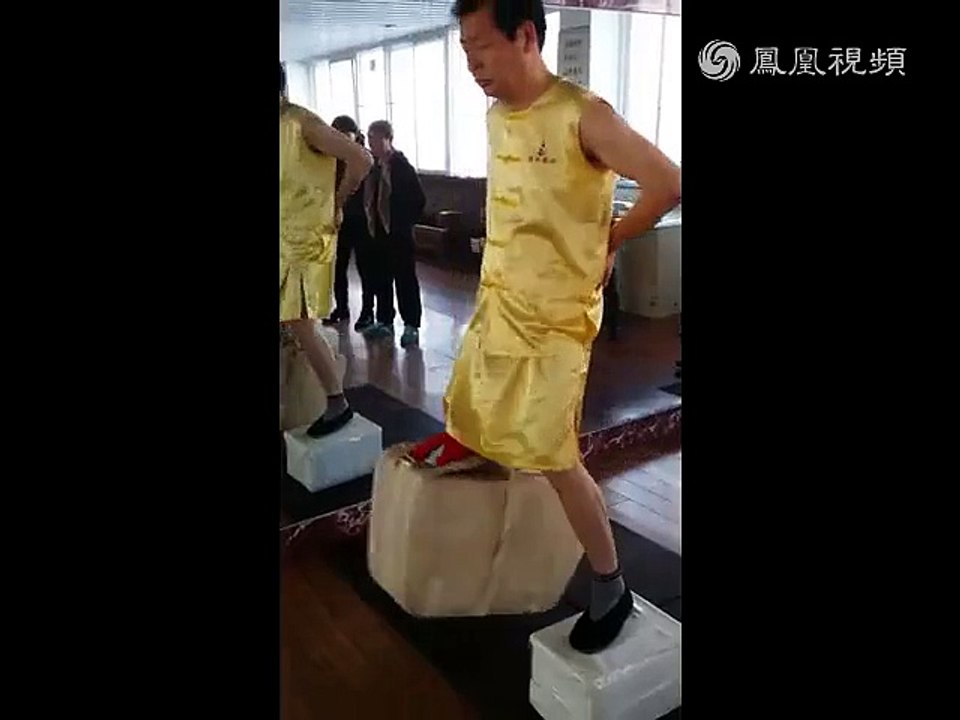 Ses testicules soulèvent 80 kilos de briques