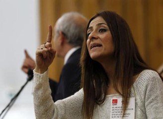 İşitme engelli misafirler için "gönüllü" olarak çevirmenlik yaptı