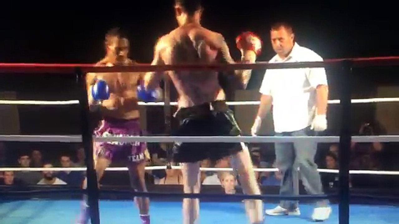 Désavantagé, il va mettre KO son adversaire de la plus belle des manières !