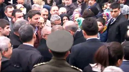 Erdoğan hocasının tabutunu omuzladı