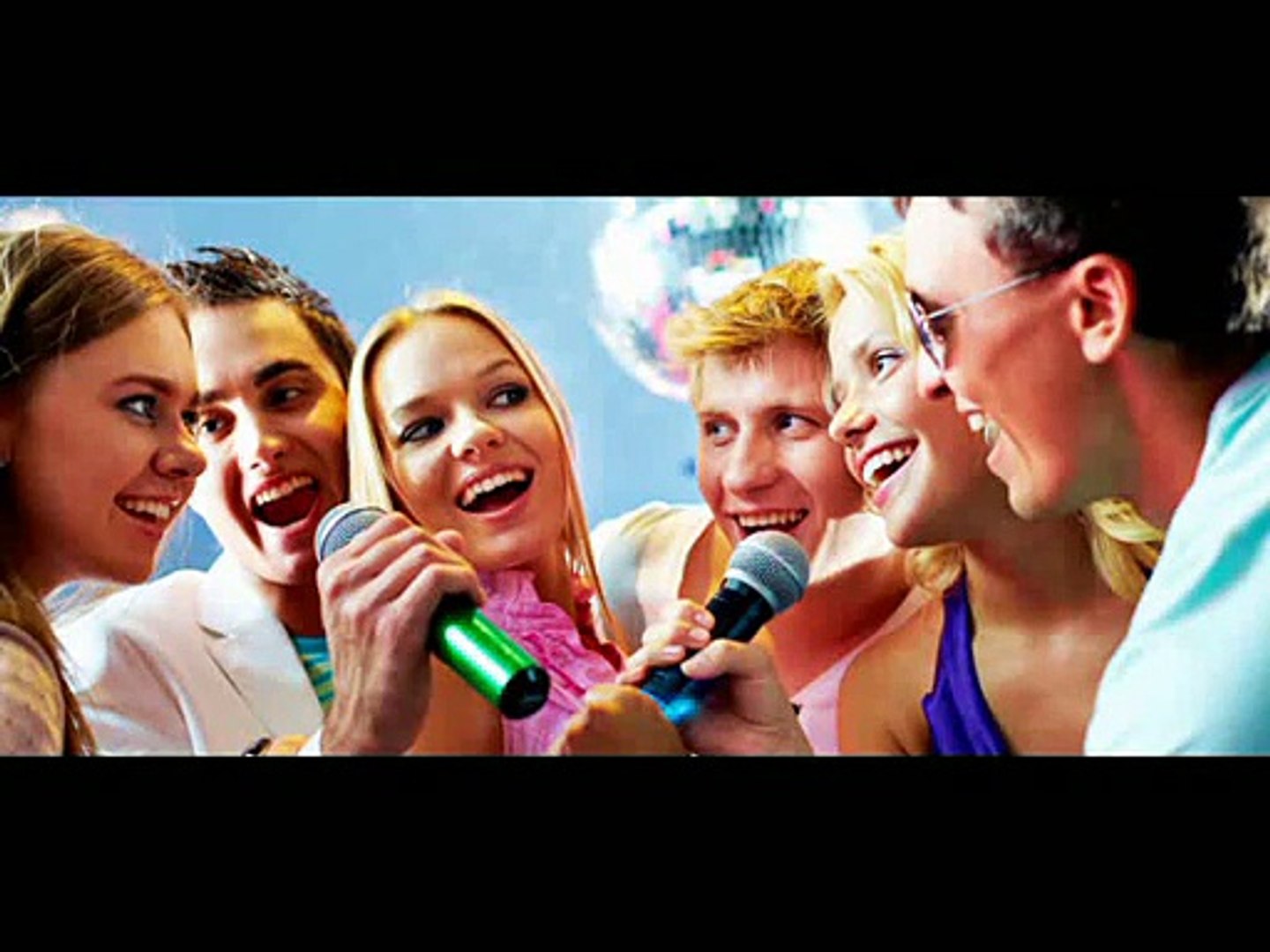 Компания молодых людей. Группа людей которые поют. Друзья с гитарой. Вокал подростки. Молодежь поет.