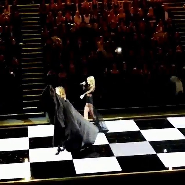 Taylor Swift Karlie Kloss Victoria Secrets Show London 2014