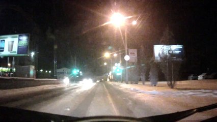 Une femme ivre allongée sur la route