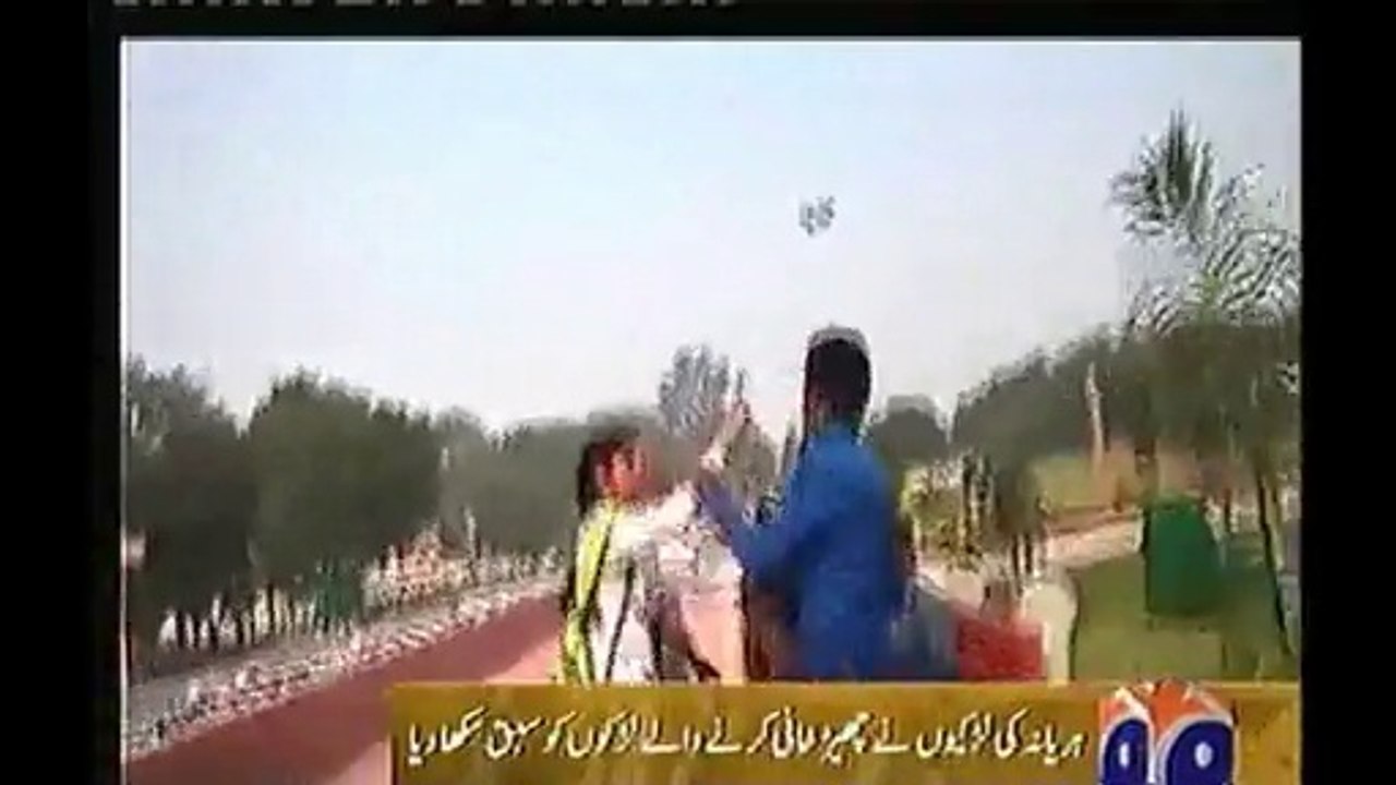 GIRLS AND BOYS FIGHT IN PARK IN IDIA