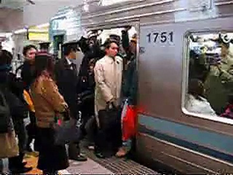 Métro japonais à l'heure de pointe