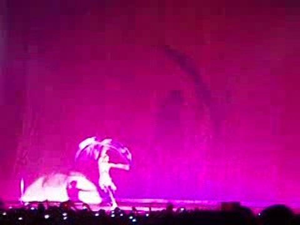SHAKIRA INTRO "OJOS ASI" (1) PARIS 16/02/07