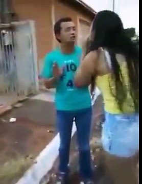 Un pauvre gars se fait savater par une femme ... Aïe