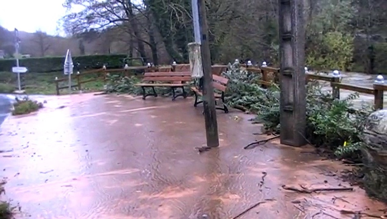 Enfin l'eau baisse un peu ...