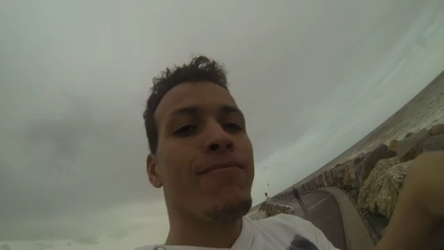 Une femme emportée par la mer est filmée par son sauveteur