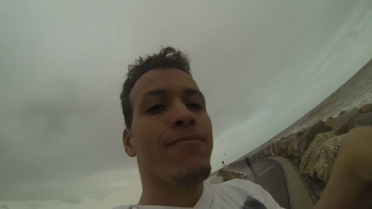 Une femme emportée par la mer est filmée par son sauveteur