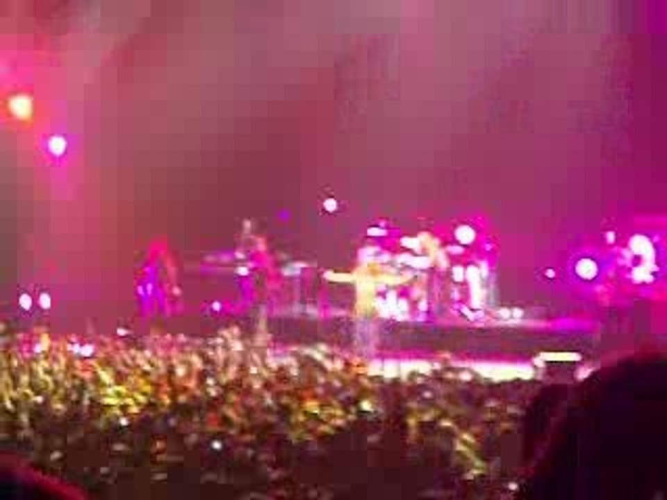 SHAKIRA "OJOS ASI" (2) PARIS 16/02/07