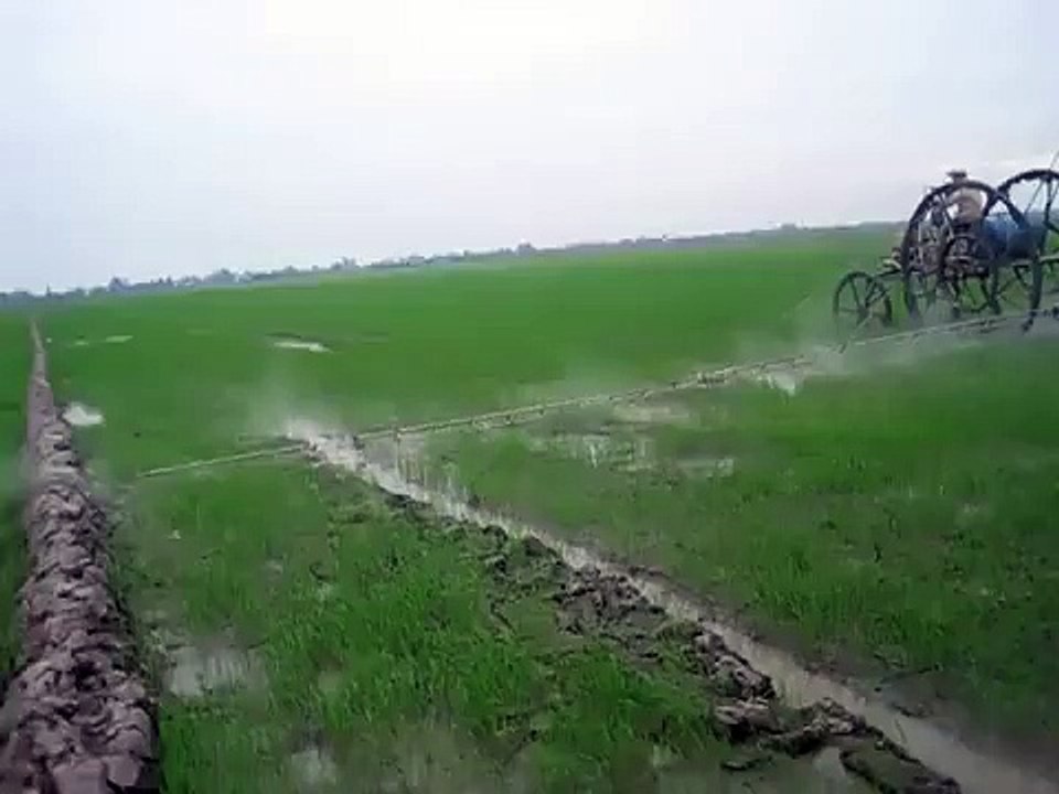 may phun thuoc cho lua - YouTube