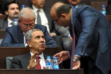 Arınç ile Yalçın Akdoğan Kameralar Önünde Atıştı