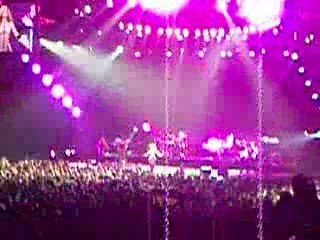 SHAKIRA FINAL "OJOS ASI" (3)  PARIS 16/02/07