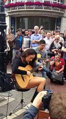 Vous adorerez sa façon de jouer de la guitare
