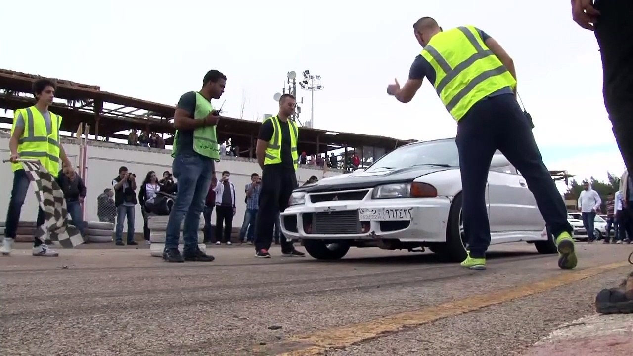 Syrer geben gummi: drift-rennen in damaskus