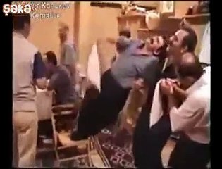 Arkadaşının Sırtında Ölümüne Halay Çeken Dayı