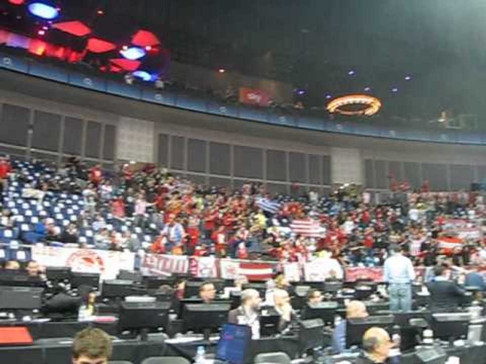 Gazzetta.gr Η είσοδος των παικτών του Ολυμπιακού και η αντίδραση του κόσμου