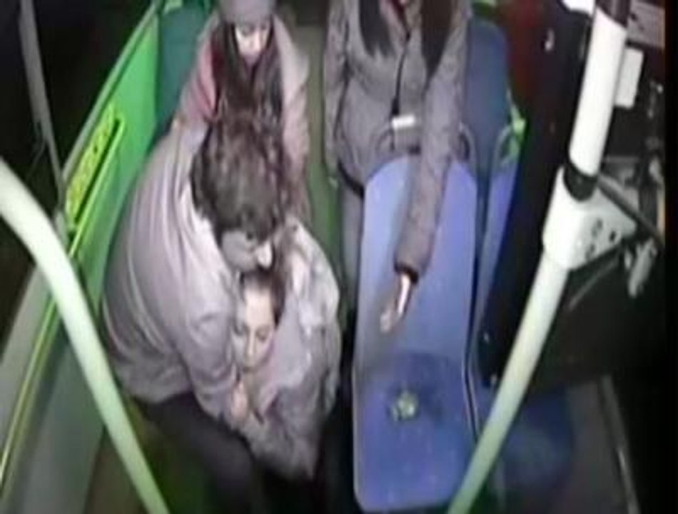 Lise Öğrencisi Genç Kız, Halk Otobüsünde Alkol Komasına Girdi