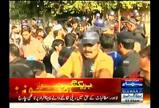 Lahore Police Gullucracy - Police Baton Charge Blind Protesters