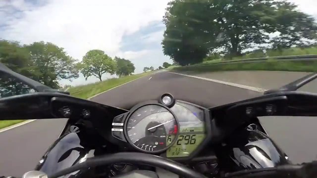 Yamaha R1 acelerando en la Autobahn alemana