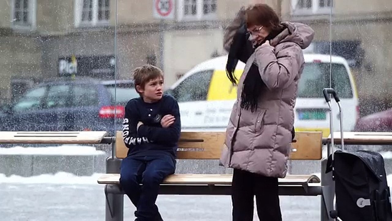 Un garçon frigorifié test la réaction des gens! Et vous qu'auriez-vous fait?