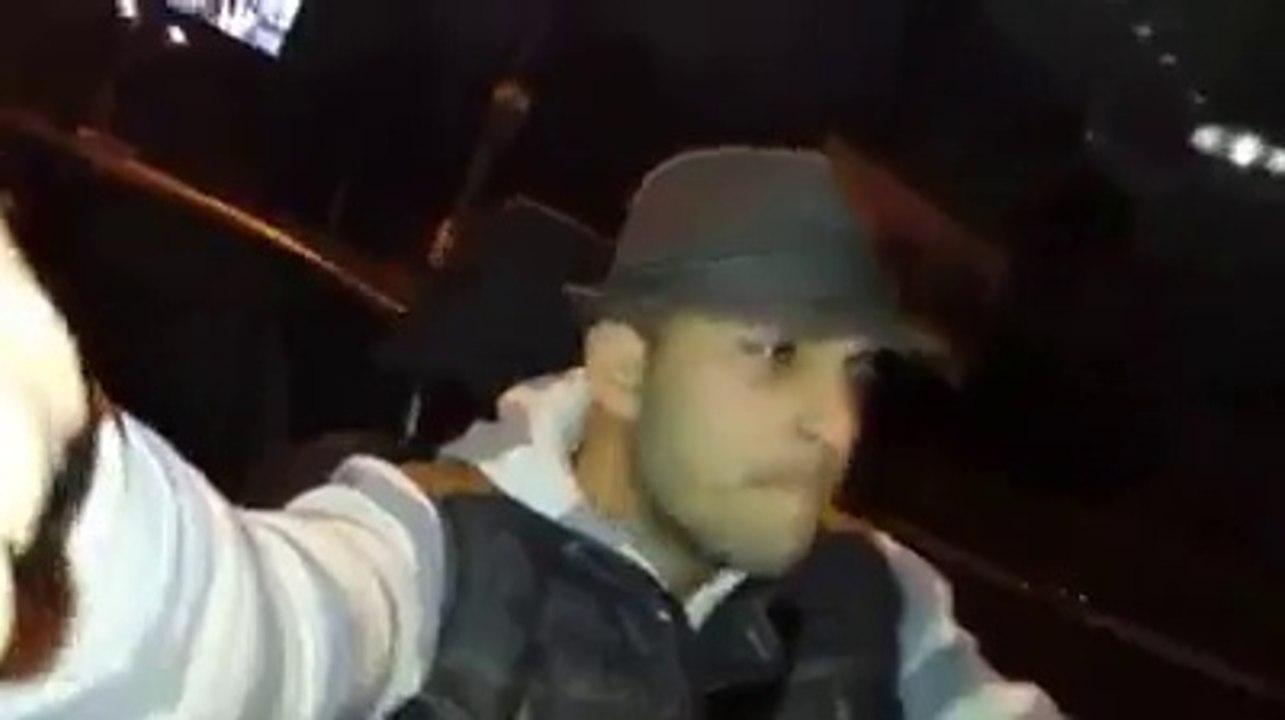 Un mouton fait une promenade en voiture