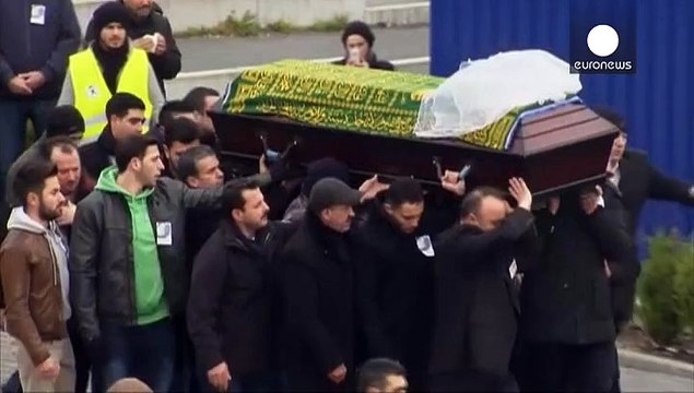 Calls grow in Germany for heroic Turkish woman who lost her life protecting girls to be honoured