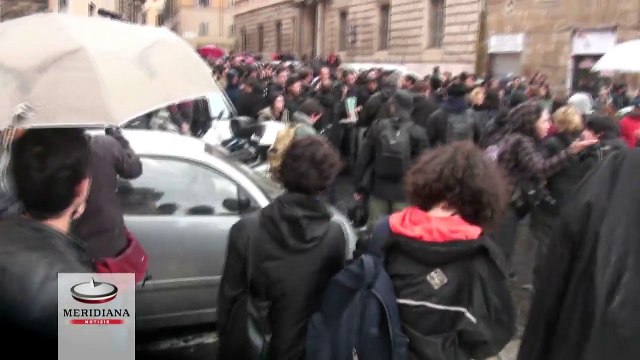 Scontri al corteo contro il Jobs Act: ci hanno caricato alle spalle