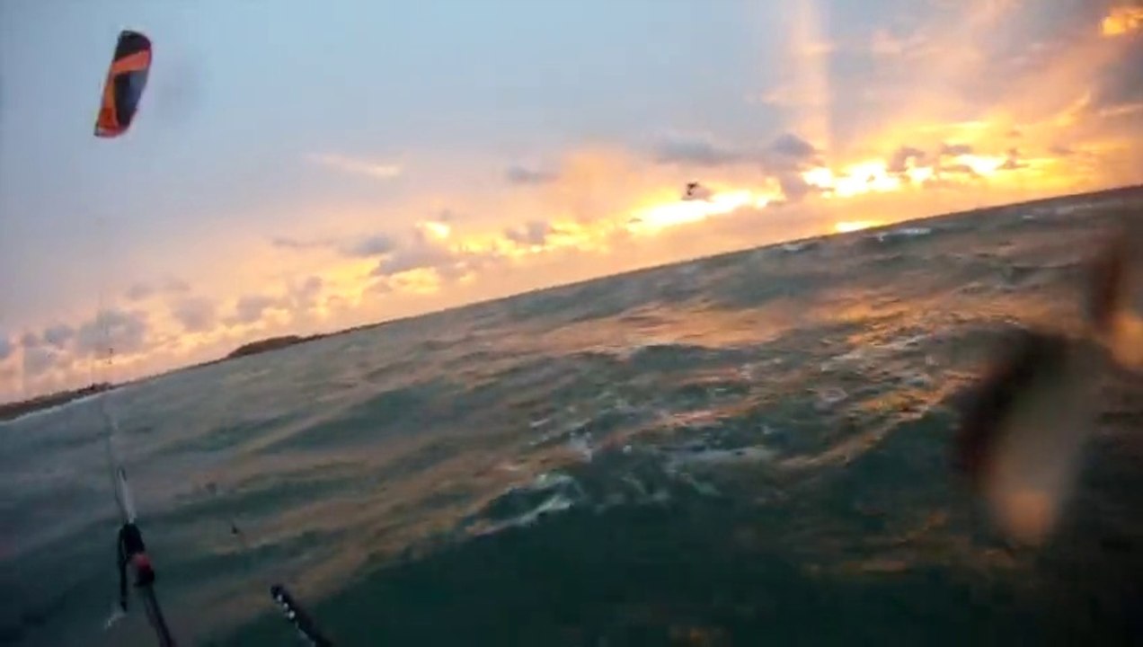 Pipof à la plage : kitesurf dans les vagues à Fort Bloqué