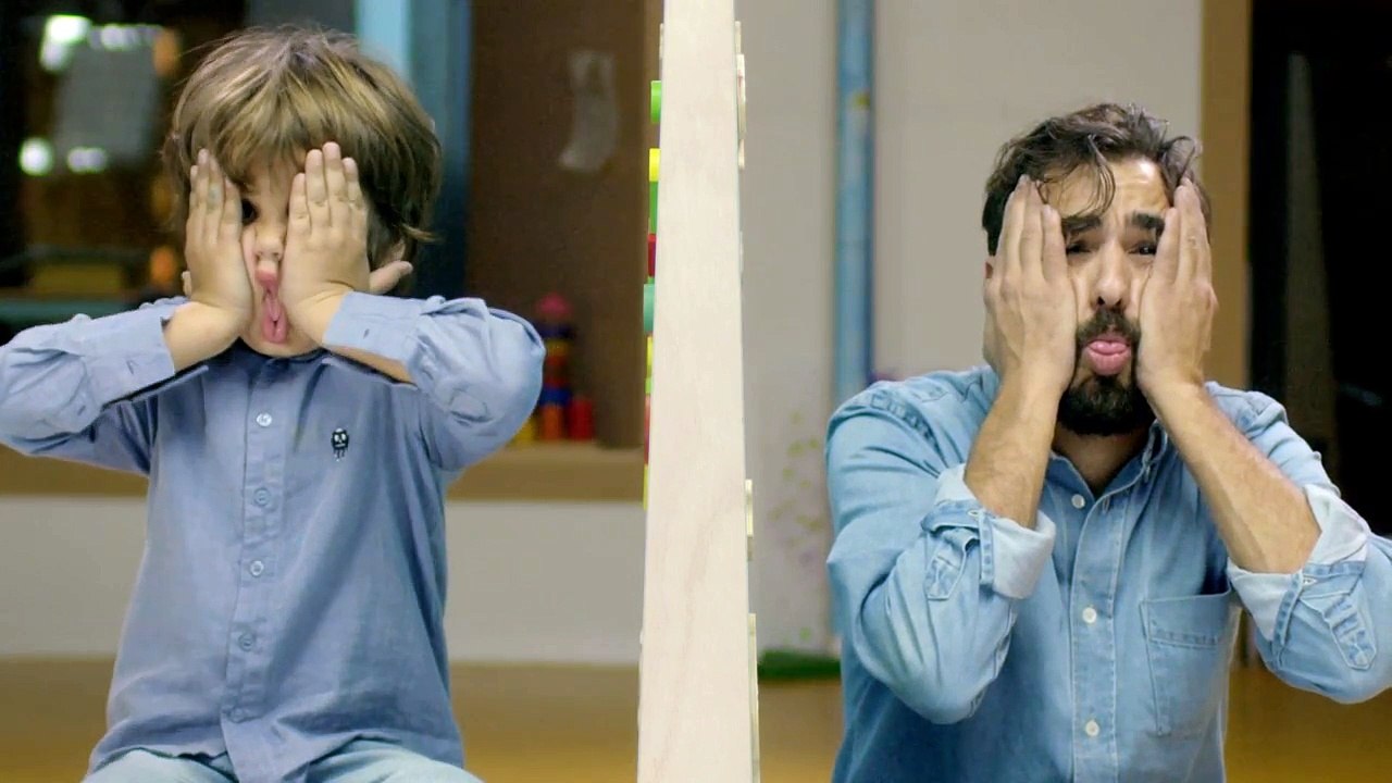 Des enfants et des parents imitent des personnes en train de faire des grimaces (Association Noémi)