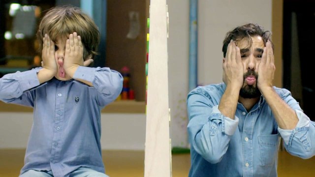 Des enfants et des parents imitent des personnes en train de faire des grimaces (Association Noémi)