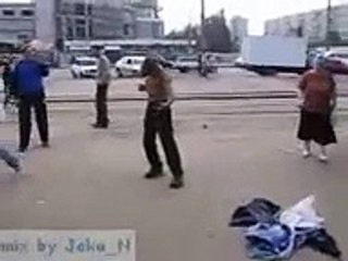 Russe bourré qui danse sur du Mortal Combat