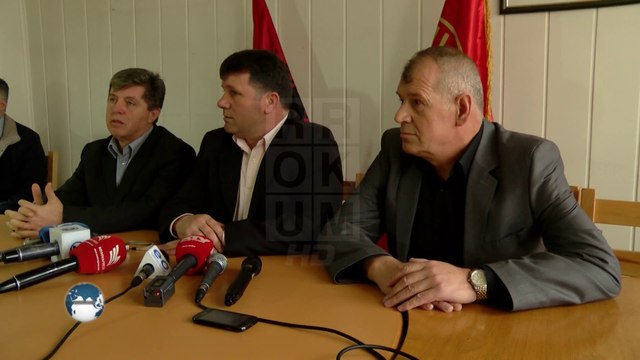OVL E UÇK PROTESTON T’EJTEN PARA REKTORATIT