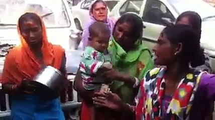 ROCK KI INFO NA NIKALNAY KE BAAYIS NADRA OFFICE KE BAHAR BIKRAM KI MAA KA DHARNA