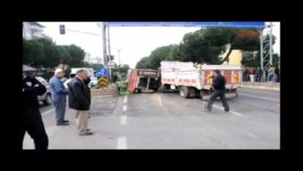 Nazilli Yola Saçılan Karnabaharları Polisler Topladı