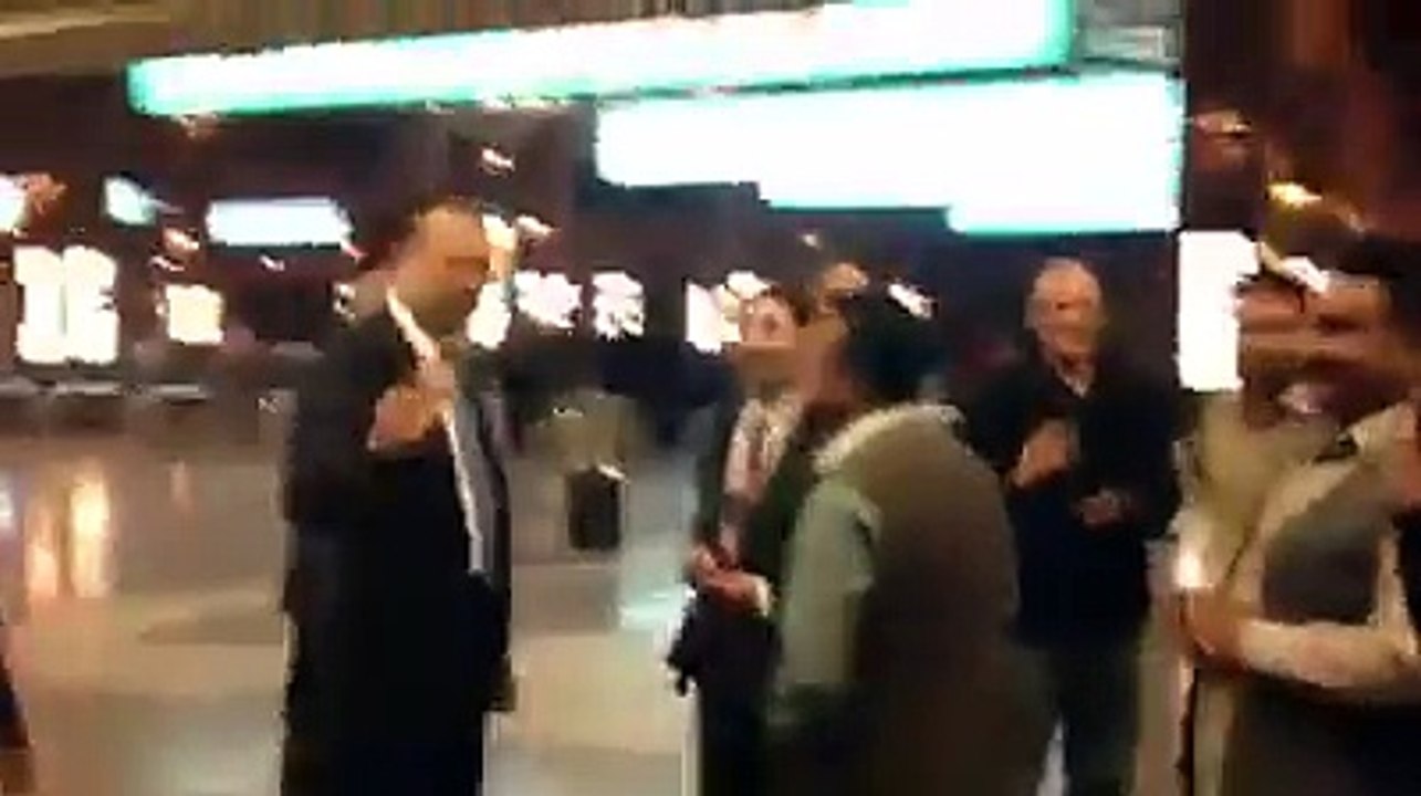 اک انصافین کے ہاتھوں احسن اقبال کی تاریخی عزت افزائی