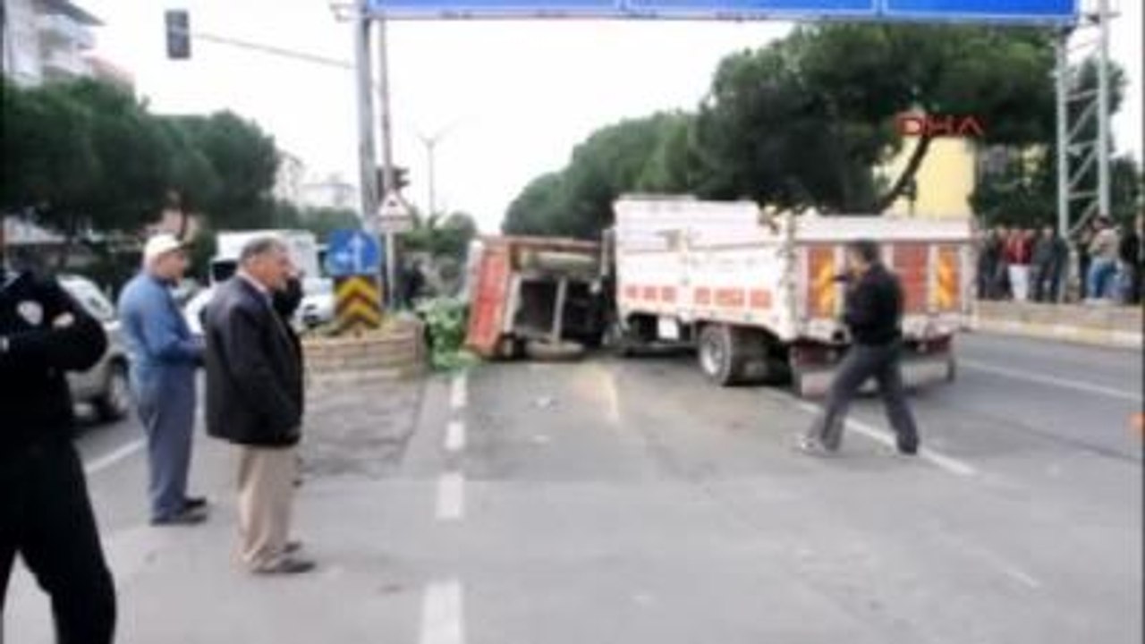 Nazilli Yola Saçılan Karnabaharları Polisler Topladı