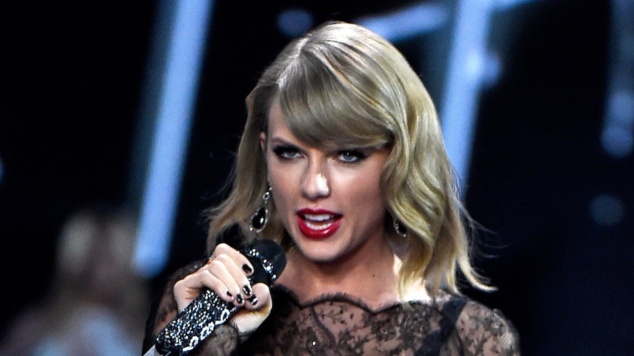 Taylor Swift Dances In Her Underwear At Victoria's Secret Fashion Show