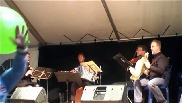 Muneira Cabanas - Entre o Millo par la Folkadie sur la Grand-Place de Nivelles