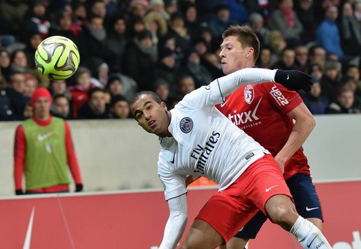 Que vacilo! Goleiro falha, PSG empata e não vira líder