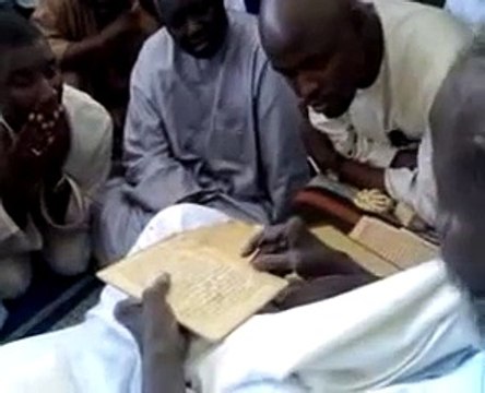 Serigne Saliou Mbacké montre le Kamil Original de Serigne Touba