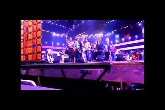 indian actres Gauhar Khan slapped for wearing short dress